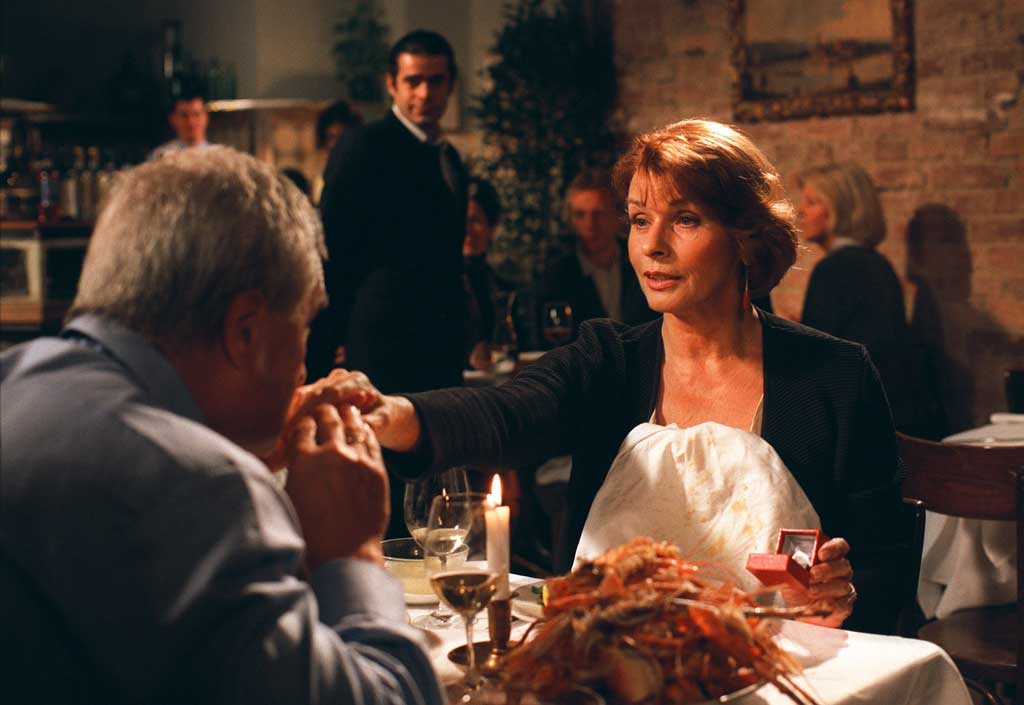 Frank Hoffmann (Adam), Senta Berger (Teresa). Bild: Sender / Teamfilm / Gabriela Brandenstein