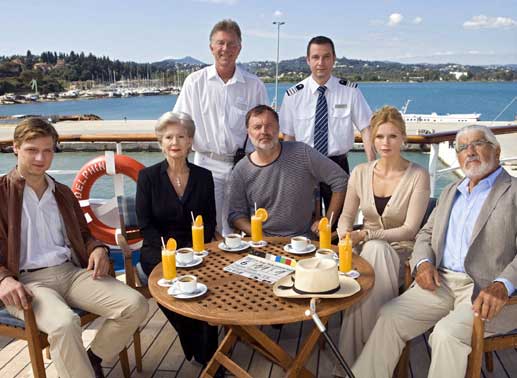 Christiane H&ouml;rbiger (2. v. links), Veronica Ferres (2. v. rechts), Mario Adorf (rechts) und Newcomer Christoph Letkowski (links). Bild: Sender / Mona Film