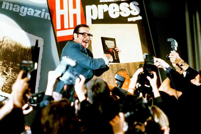 Der Höhepunkt im Leben des Journalisten Willié (Götz George): Auf einer stark besuchten Pressekonferenz präsentiert er vor internationalem Publikum die sensationellen Tageücher Adolf Hitlers. Bild: Sender: ARD / WDR / Rolf von der Heydt
