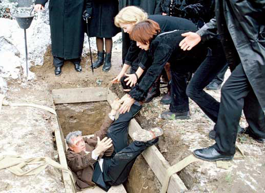 Bei der Beerdigung seiner Mutter täuscht Jaeckie Zucker (Henry Hübchen) einen Herzinfarkt vor und wirft sich ins Grab. Bild: Sender