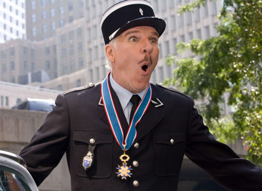 Inspector Clouseau (Steve Martin) wird nach seiner Degradierung zum Verkehrspolizisten in den normalen Dienst zurückberufen, um dem Meisterdieb "Tornado" das Handwerk zu legen. Bild: Sender