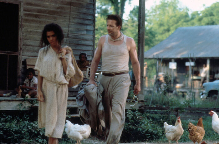 Angel Heart: Privatdetektiv Harry Angel (Mickey Rourke) sucht Epiphany Proudfoot (Lisa Bonet) zu Hause auf, um mehr über die Beziehung ihrer verstorbenen Mutter zu dem Musiker Johnny Favorite zu erfahren. Bild: Sender / 1987 Studiocanal