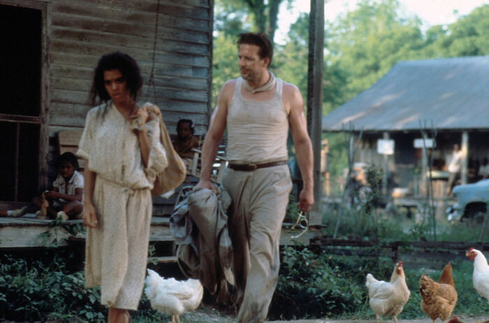 Angel Heart: Privatdetektiv Harry Angel (Mickey Rourke) sucht Epiphany Proudfoot (Lisa Bonet) zu Hause auf, um mehr über die Beziehung ihrer verstorbenen Mutter zu dem Musiker Johnny Favorite zu erfahren. Bild: Sender / 1987 Studiocanal 