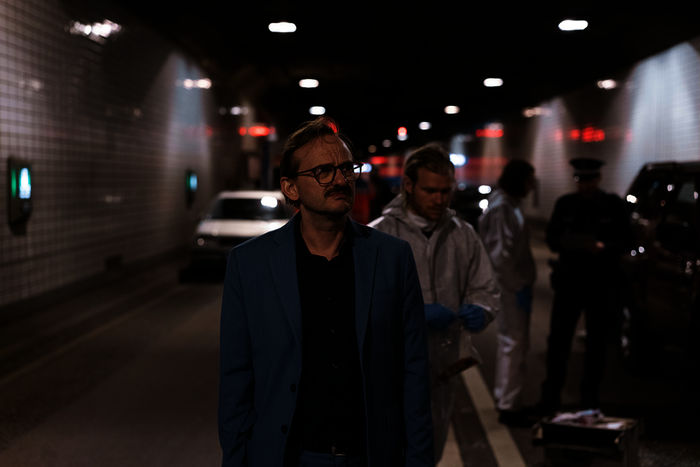 Adam Danowski (Milan Peschel) sieht sich den Tatort an. Huber (Lennart Lemster) war mit der Spurensicherung bereits da. Bild: Sender