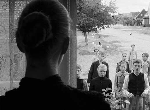 Die Hebamme (Susanne Lothar, li.) ahnt nicht, dass die Kinder aus dem Dorf etwas Böses im Schilde führen. Bild: Sender / X-Filme