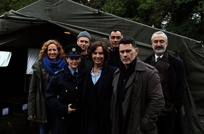 Sabina Arnold (Produzentin), Mercedes Müller (Rolle: Emma Walsh), Rafael Gareisen (Rolle: Paul Blake), Désirée Nosbusch (Rolle: Cathrin Blake), Züli Aladag (Regie), Vincent Walsh (Rolle: Callum O'Connor), Declan Conlon (Rolle: Sean Kelly). ,Bild: Sender / ARD Degeto / Christoph Greiner