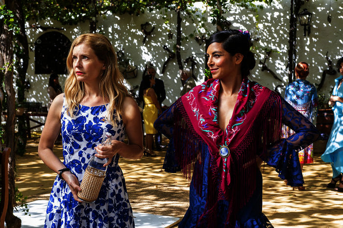 Pia (Birte Hanusrichter) hat Floras Flamenco-Partner ihren Rotwein übers Hemd geschüttet. Flora (Collien Ulmen-Fernandes) nimmt das Ganze gelassen und amüsiert sich über die verzweifelte Pia aus Leipzig. Bild: Sender / ZDF / Pierre Guibert.