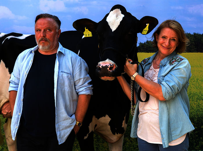 Thomas (Axel Prahl) weiß: Die Kuh Gloria ist der Liebling seiner Schwester Jutta (Dagmar Manzel). Bild: Sender
/ ARD Degeto / Frédéric Batier, 
