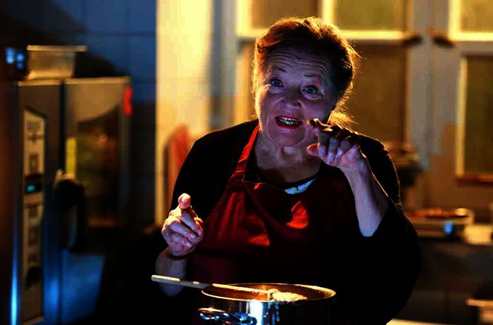 Marianne Sägebrecht gibt den Ton an. Die Überlebenssuppe wird gebraut. Bild: Sender / BR / Günther Reisp