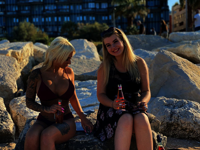 Bella und Martina auf Tinderreisen. Bild: Sender/ATV