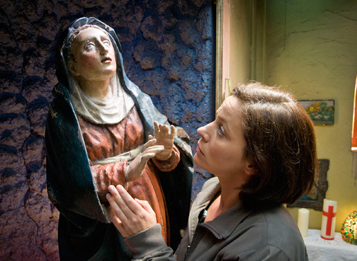  Kathi (Jule Ronstedt) bemerkt, dass die Marienstatue zu weinen scheint. Ist das ein Wunder? Bild: Sender