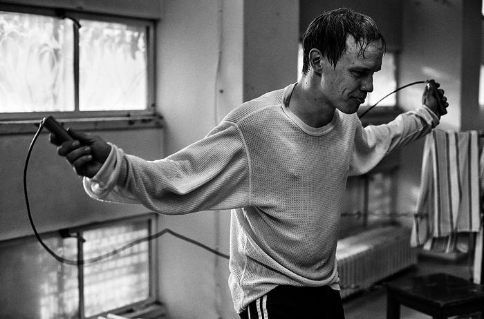 Boxer Olli Maki (Jarkko Lahti) trainiert für seinen WM-Kampf. Bild: Sender / SR / Kuokkasen / Kuvaamo / Camino