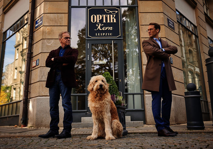 Freundschaft auf den zweiten Blick: Der gemütliche Optikerladen wird zur Kette: Elmar Kern (Jürgen Heinrich) muss sich dem Regionalleiter Frank Wolf (David Rott) unterordnen. Bild: Sender / ARD Degeto / Rudolf Wernicke