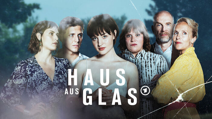 Haus aus Glas: Morgane Ferru (Leo), Merlin Rose (Felix), Sarah Mahita (Emily), Stefanie Reinsperger (Eva), Götz Schubert (Richard), Juliane Köhler (Barbara). Bild: Sender / ARD / Sofie Silbermann