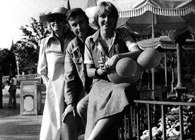 Peter Alexander mit Ehefrau Hilde und Tochter Susi in Disneyworld (1976). Bild: Sender / Melodie Privatstiftung