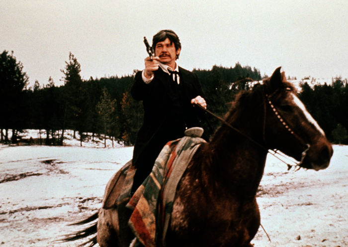 John Deakin (Charles Bronson), einem getarnten Geheimagenten, gelingt es, die Hintergründe der mysterösen Mordserie in dem amerikanischen Militärzug aufzuklären. Bild: Sender