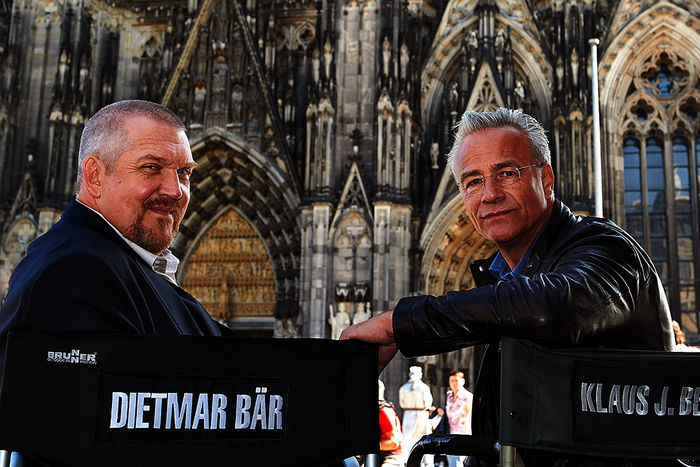 Tatort Köln: Dietmar Bär und Klaus J. Behrendt vor dem Dom. Bild: Sender / WDR / Uwe Stratmann