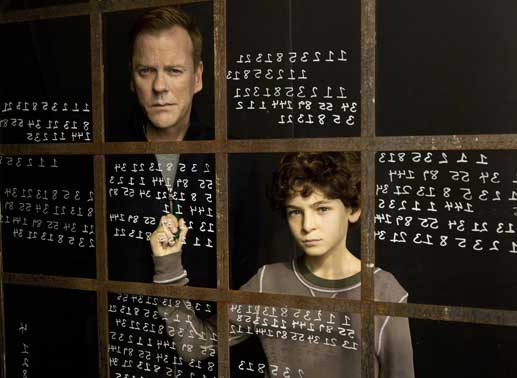 Martin Bohm (Kiefer Sutherland, r.) erkennt, dass sein autistischer Sohn Jake (David Mazouz, l.) eine ganz besondere Gabe hat ... Bild: Sender