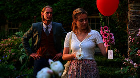 Vier Luftballons und ein Todesfall: Gwen (Meriel Hinsching) und Joey (Bernd-Christian Althoff) finden einen Luftballon mit einer r&uuml;hrenden Nachricht. Bild: Sender /  ZDF / Jon Ailes. 