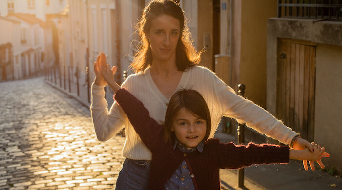 Ziemlich beste Stiefmutter: Jehanne Pasquet (vorne) und Agnès Hurstel. Bild: Sender / NDR / OCS / Mathieu Zazzo