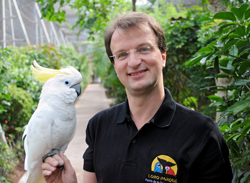 U. a. erleben wir Zookurator Matthias Reinschmidt (hier mit einem Brillenkakadu) wie er das wertvollste Ei der Welt entdeckt. Bild: ARD
