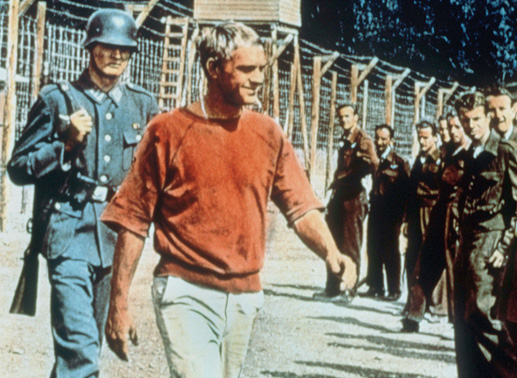  Der amerikanische Air Force-Captain Hilts (Steve McQueen, 2. v. li.) ist nach einem Ausbruch aus einem deutschen Kriegsgefangenenlager wieder gefasst worden und kommt für 20 Tage in Arrest. Bild: Sender