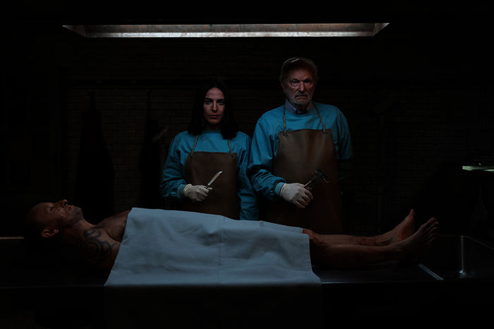 Emma (Antje Traue) und ihr Vater Peter (Michael Gwisdek) stehen mit Obduktionsbesteck vor einem Seziertisch. Vor ihnen liegt ein Toter, den sie untersuchen müssen. Bild: Sender /  ZDF / Carolin Ubl. 