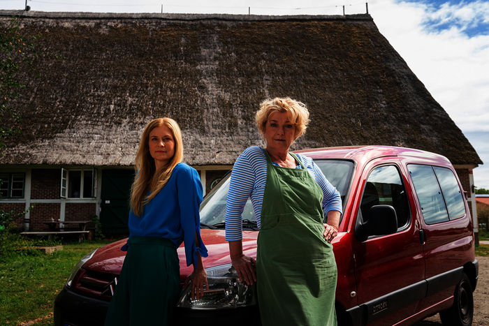 Rosie Goldschmitt (Saskia Vester) und ihre Tochter Marla (Birte Hanusrichter) machen einen unvergesslichen Trip an die Ostsee und kommen sich nach langer Zeit wieder sehr nah. Bild: Sender / ZDF und Georges Pauly. 