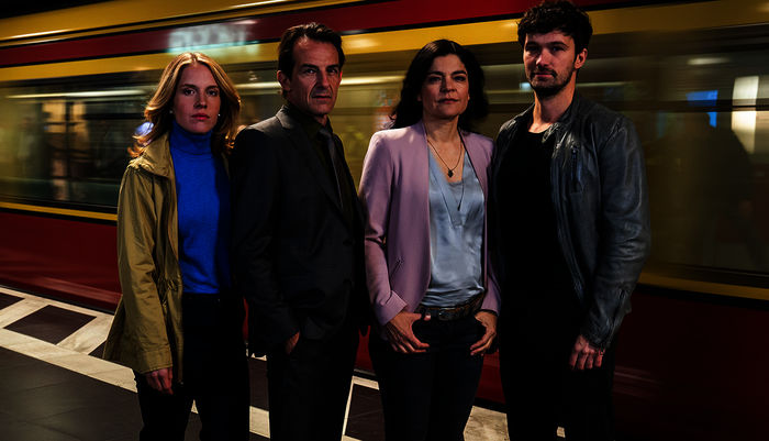 Jessica Papst (Paula Kalenberg), Oliver Radek (Hans-Werner Meyer), Mina Amiri (Jasmin Tabatabai), Alexander von Tal (Aleksandar Radenkovic). Bild: Sender /  ZDF / Oliver Feist. 