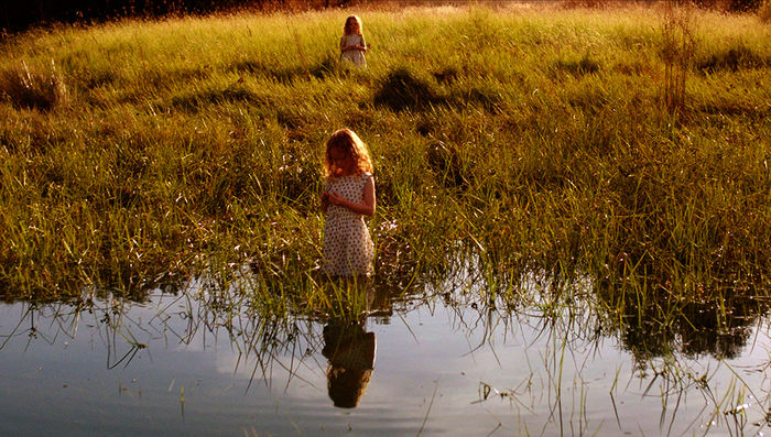Die Zwillinge Emma und Zoé (Océane und Margaux Le Caoussin) sind verstört, seit sie vom Ertrinken ihrer älteren Schwester erfahren haben. Bild: Sender / Alfama Films