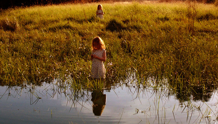 Die Zwillinge Emma und Zoé (Océane und Margaux Le Caoussin) sind verstört, seit sie vom Ertrinken ihrer älteren Schwester erfahren haben. Bild: Sender / Alfama Films