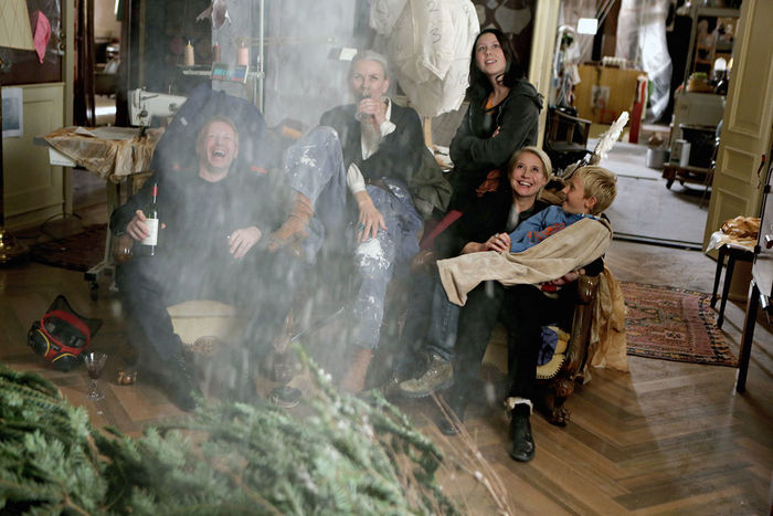 Für den zu großen Weihnachtsbaum wird ein Loch in die Zimmerdecke gesägt. v.l.: Robert (Trond Espen Seim), Veronika (Kirsten Olesen), Hannah (Karla Lökke), Gro (Trine Dyrholm) und Villads (Victor Stoltenberg Nielsen)
Bild: Sender / DR / Martin Lehmann