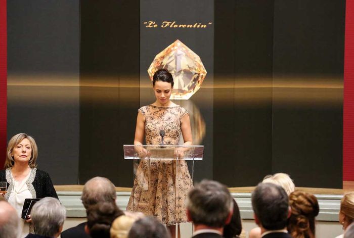 Julia Neuville (Bérénice Bejo) will bei einer Auktion den weltberühmten Diamanten "Florentin" versteigern. Bild: Sender / Denis Rouden
