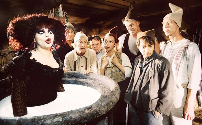 Die sieben Zwerge (v.r.: Martin Schneider, Boris Aljinovic, Norbert Heisterkamp, Ralf Schmitz, Gustav Peter Wöhler, Otto Waalkes, Mirco Nontschew) statten der Hexe (Nina Hagen) einen Besuch ab. Wird sie ihnen den Namen des Unbekannten verraten? Bild: Sender