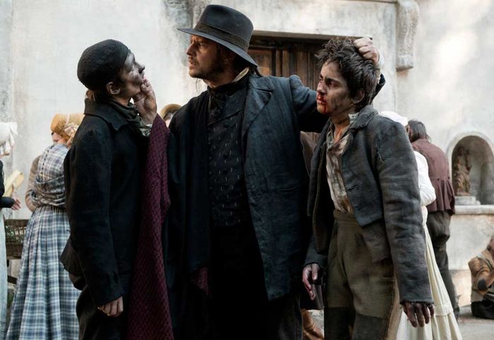 Luini (Moritz Bleibtreu) droht den schwarzen Brüdern Giorgio (Fynn Henkel) und Pietro (Kilian Marcon). Bild: Sender / enigma film gmbh / Martin Valentin Menke