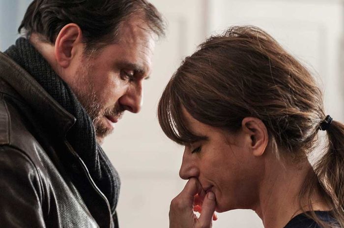 Zwischen der Pfarrerin Judith (Claudia Michelsen) und Kommissar Minow (Thomas Loibl) entwickeln sich auf einmal stärkere Gefühle, als beide wahrhaben wollen. Bild: Sender / Piotr Pietrus