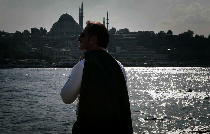 Zeki Demirbilek (Tim Seyfi) genießt die Reise in seine Heimatstadt Istanbul. Bild: Sender / ARD Degeto /BR / TV 60 / Hendrik Heiden