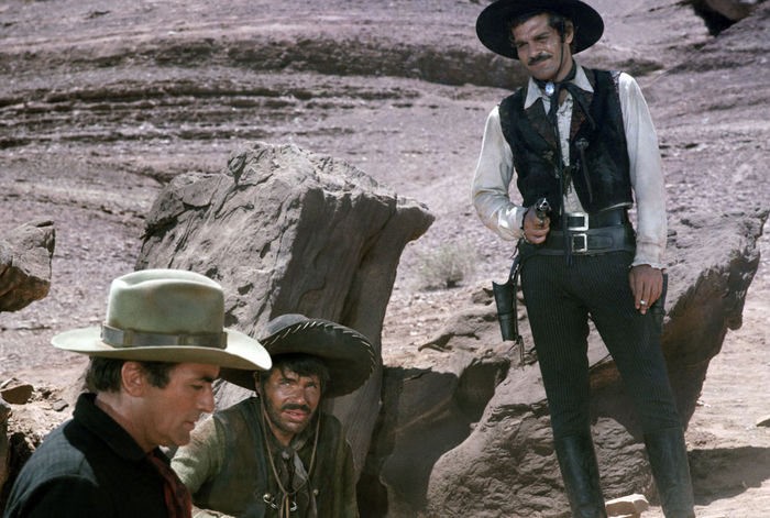 Der Bandit Colorado (Omar Sharif) bringt Sheriff Mackenna (Gregory Peck) in seine Gewalt. Bild: Sender / Columbia Pictures
