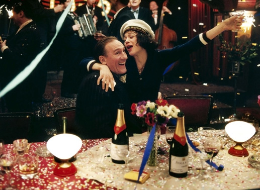 Ein augelassenes Fest: Gérard Depardieu (Louis Leplée) und Marion Cotillard (Edith Piaf). Bild: Sender