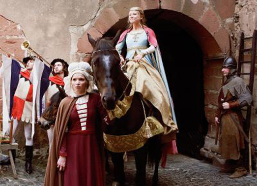 Karoline Herfurth als Prinzessin Elisabeth, Susanne Bormann als Zofe Magdalena: Bild: SRF/HR/Kinderfilm GmbH/Felix Holland