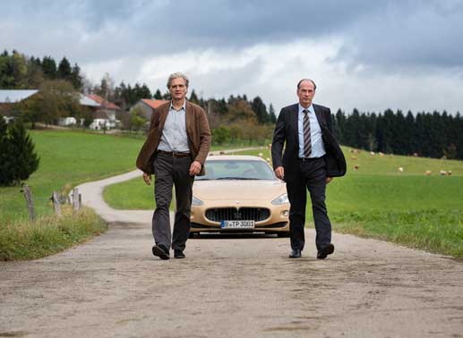 Hartmut Sprenger (Walter Sittler) und Lorenz Hoffmann (Herbert Knaup) lassen den Luxuswagen stehen und gehen zu Fuß weiter. Bild: Sender / Arvid Uhlig