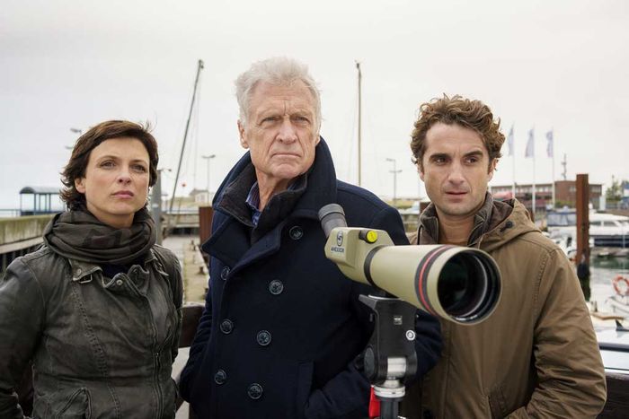 Ina Behrendsen (Julia Brendler), Theo Clüver (Robert Atzorn) und Hinnerk Feldmann (Oliver Wnuk). Bild: Sender / Simon Vogler