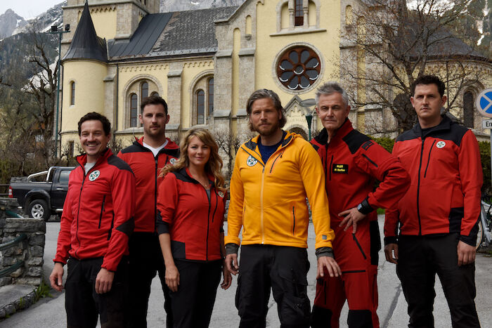 Die Bergretter 2023: Gruppenfoto der Bergretter Tobi (Markus Brandl), Simon (Ferdinand Seebacher), Katharina (Luise Bähr), Markus (Sebastian Ströbel), Michi (Robert Lohr) und Rudi (Michael Pascher). Bild: Sender / ZDF / Barbara Bauriedl