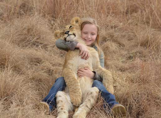 Die kleine Lena (Drew Zeeman) und ihr L&uuml;we Safari. Bild: Sender