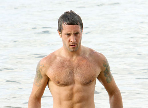 Alex O'Loughlin ist Steve McGarrett, oft auch in Badehosen im Einsatz in Hawai. Bild: Sender