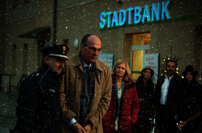 Volkmar Stenzel (Herbert Knaup) wird unter den Augen seiner Frau Barbara (Johanna Gastdorf), der Kundin Frau Zichmund (Karin Gregorek), Mahmoud (Adnan Maral) und der Straßensängerin Jana (Anna Fischer) verhaftet
Bild: Sender / ARD Degeto / Conny Klein