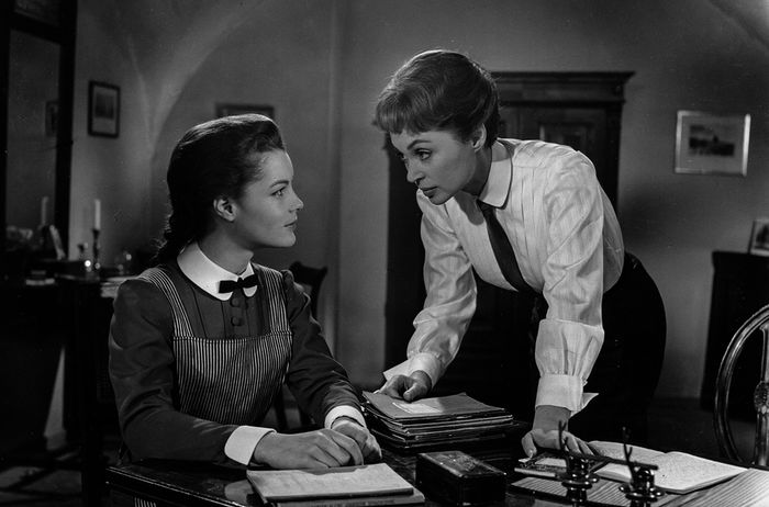 Fräulein von Bernburg (Lilli Palmer) macht Manuela (Romy Schneider) klar, dass sie all ihre Schützlinge gleich behandelt und Manuela nicht bevorzugen kann und will. Bild: Sender / ARD / Degeto