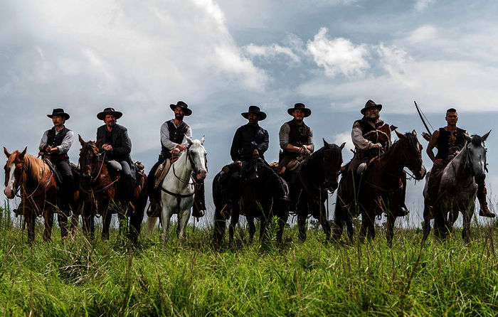 Zu allem entschlossen: Sieben Männer (v.l.nr. Lee Byung-hun, Ethan Hawke, Manuel Garcia-Rulfo, Denzel Washington, Chris Pratt, Vincent D'Onofrio, Martin Sensmeier) müssen im Jahr 1879 im amerikanischen Westen den Ort Rose Creek von einem skrupellosen Gangster und seinen Gefolgsleuten befreien. Bild: Sender / Sam Emerson