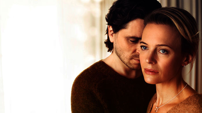 EINFACH LIEBE - ONLINEDATES UND NEUANFÄNGE: Clara (Josephine Bornebusch) und Peter (Sverrir Gudnason). Bild: Sender / ARD Degeto / Warner Bros., int. / Ecchorights / Bigster and Viaplay