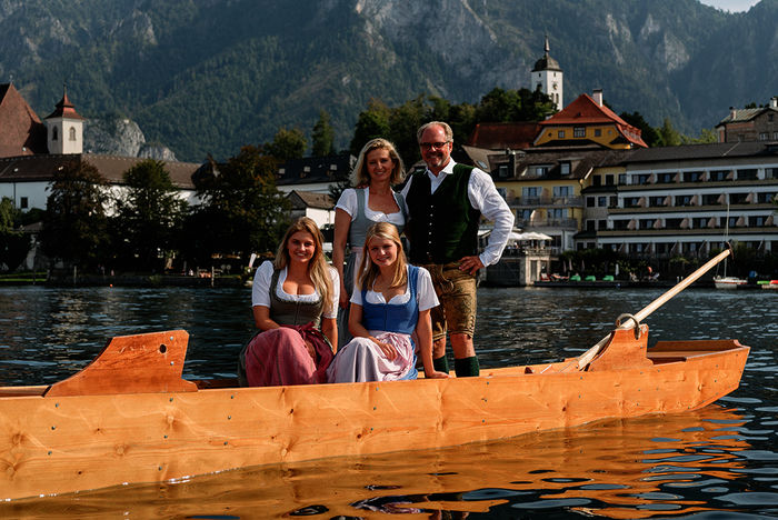 Monika und Wolfgang Gröller betreiben als leidenschaftliche Gastgeber in 3. Generation die Traunseehotels. Bild: Sender /  Traunseehotels / Christof Wagner 